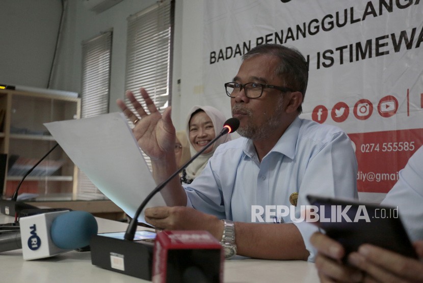 Kepala Pelaksana BPBD DIY Biwara Yuswantana memberikan keterangan kepada wartawan. 
