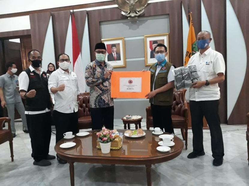 Kepala Pelaksana BPBD Jawa Barat Dani Ramdhan menyerahkan bantuan 16 ribu masker ke Wali Kota Sukabumi, Achmad Fahmi, di Balai Kota Sukabumi, Rabu (12/8).