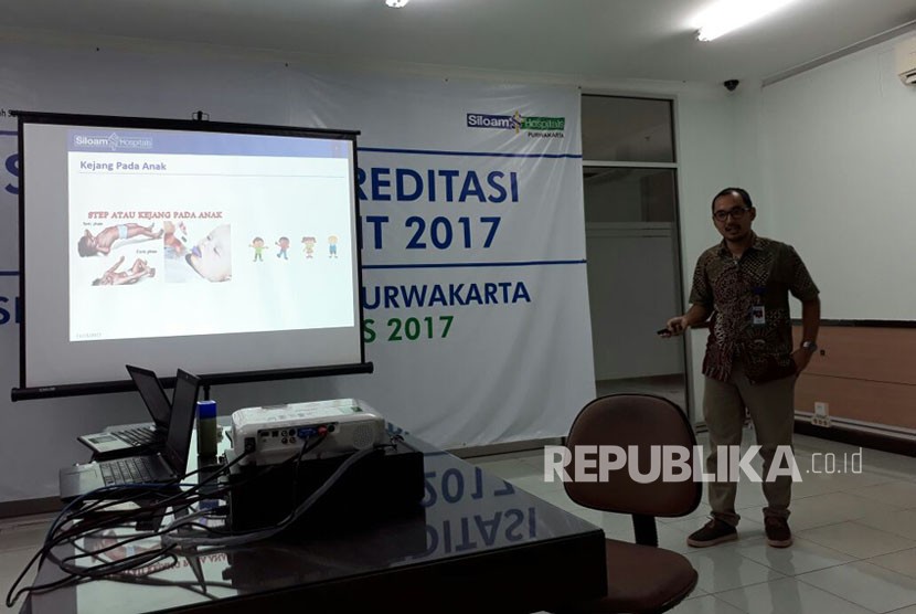 Kepala Pelayanan Medis RS Siloam Purwakarta, dr Hermas Irawan, menjelaskan soal layanan Code P untuk pasien kejang atau step, Selasa (21/11). Code P ini, merupakan layanan baru untuk pasien dengan penanganan kurang dari 10 menit.