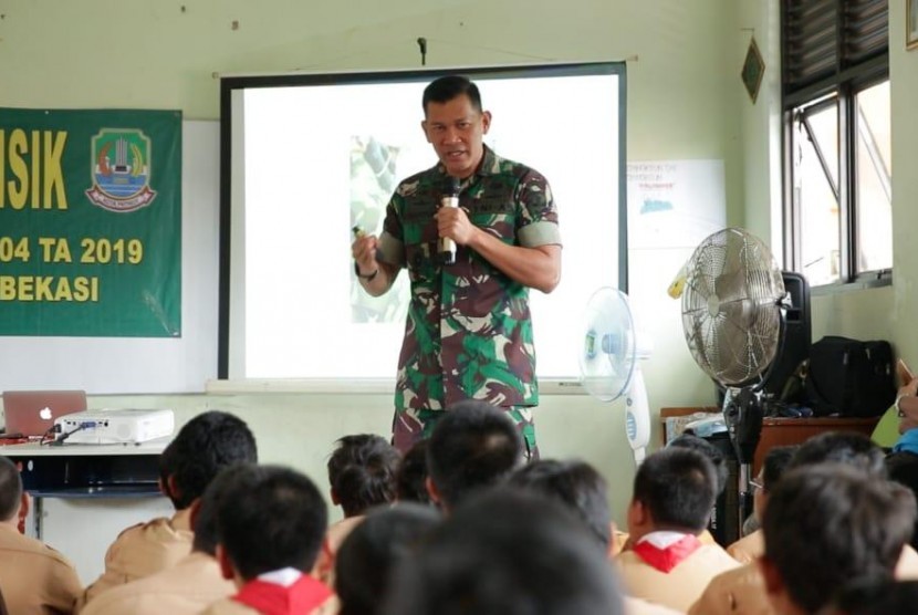 Kepala Penerangan Kodam Jaya (Kapendam Jaya), Kolonel Inf Kristomei Sianturi saat memberikan materi dalam kegiatan Penyuluhan non-fisik Tentara Manunggal Membangun Desa (TMMD) ke-104 di SMPN 30 Kota Bekasi.