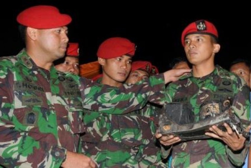 Kepala Penerangan Kopassus Letkol Taufik Shobri (kiri) memberi ucapan selamat kepada komandan tim Kopassus penemu kotak hitam pesawat Sukhoi Lettu Taufik (kanan) di Desa Cipelang, Bogor, Selasa (15/5). 