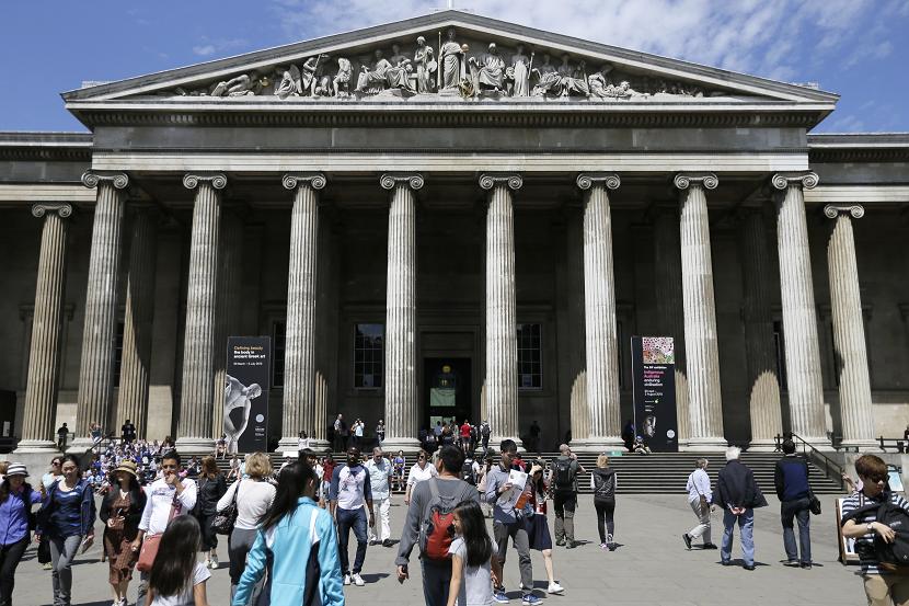 British Museum kehilangan ribuan artefak. Sebagian besar artefak yang hilang adalah permata dan perhiasan Yunani dan Romawi kuno.