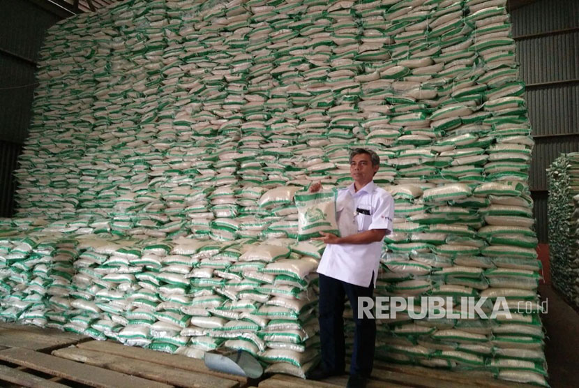 Kepala Perum Bulog Subdivre Cianjur Rizaldi tengah melihat kualitas beras di Gudang Bulog Pasir Halang Kecamatan Sukaraja, Kabupaten Sukabumi Rabu (15/3).