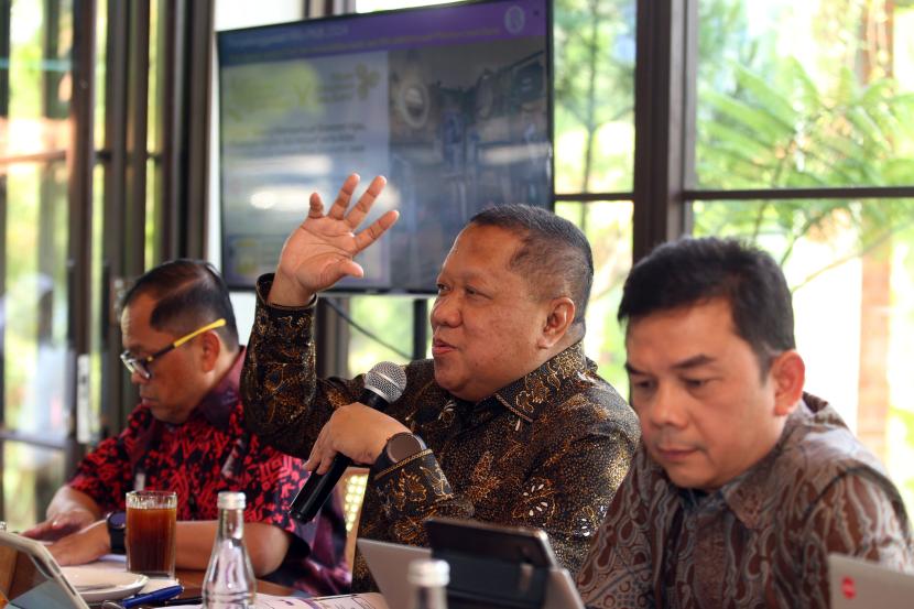 Kepala Perwakilan Bank Indonesia Jawa Barat M Nur (tengah)