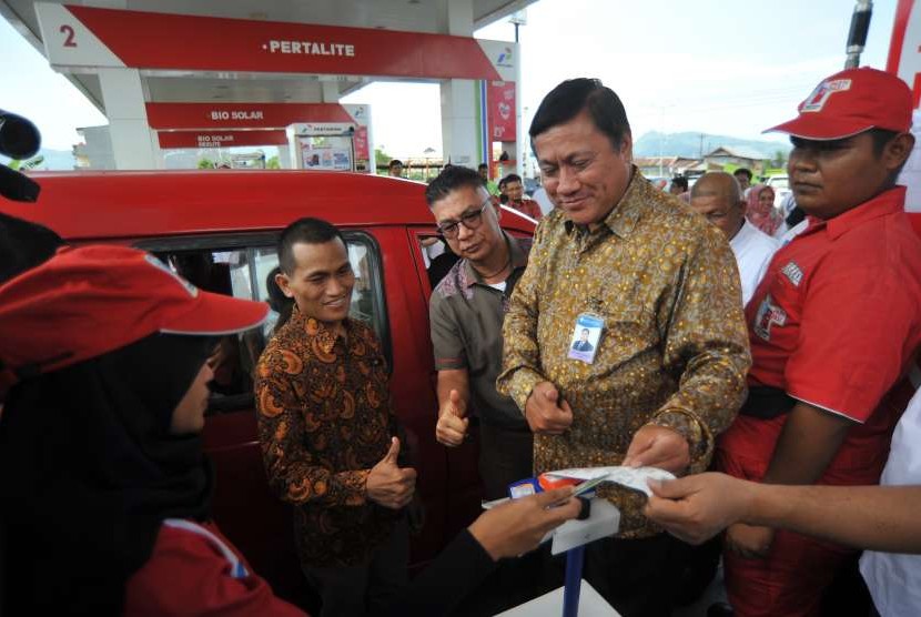 Kepala Perwakilan BI Sumbar, Endy Dwi Tjahjono (kedua kanan) bersama Marketing Branch Manager Pertamina MOR I, Aribawa (kedua kiri) dan Ketua Hiswana Migas Sumbar, Ridwan Hosen (ketiga kanan) menyaksikan transaksi non tunai untuk pembelian Bahan Bakar Minyak (BBM) di SPBU Pisang, Padang, Sumatera Barat, Rabu (19/9).