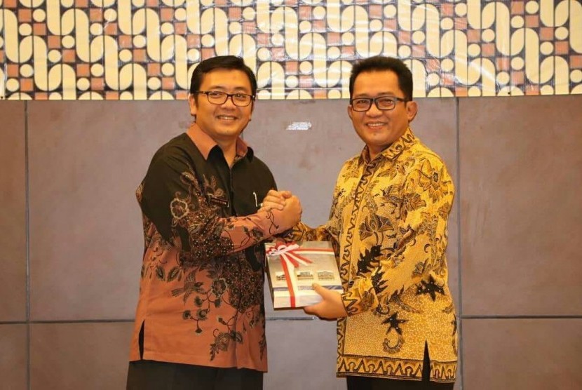  Kepala Perwakilan BPK Provinsi Jabar Arman Syifa (kiri) menyerahkan penghargaan predikat WTP kepada Wakil Bupati Tasikmalaya H Ade Sugianto di Kantor Perwakilan BPK Provinsi Jabar, Kota Bandung, Senin (28/5).