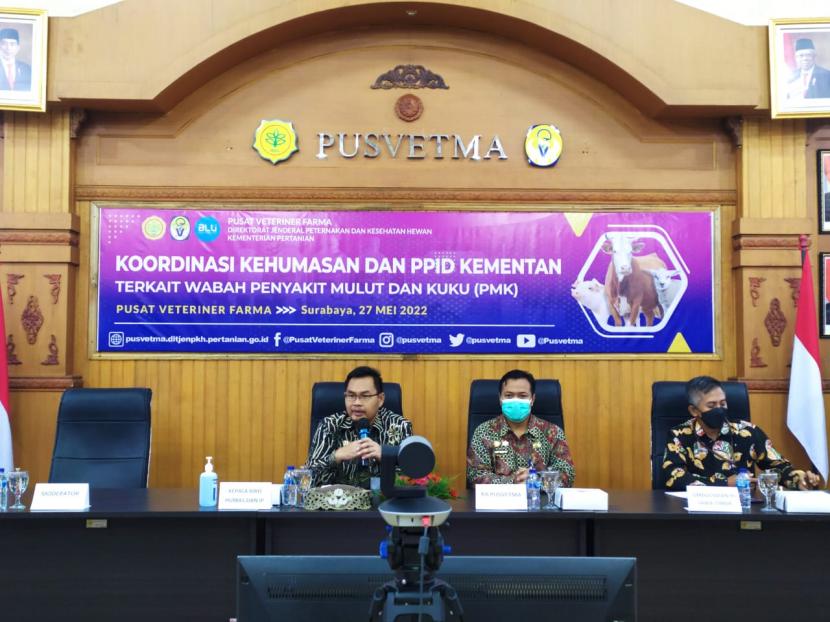 Kepala Perwakilan Ombudsman Jawa Timur, Agus Muttaqin, memberikan keterangan pers.