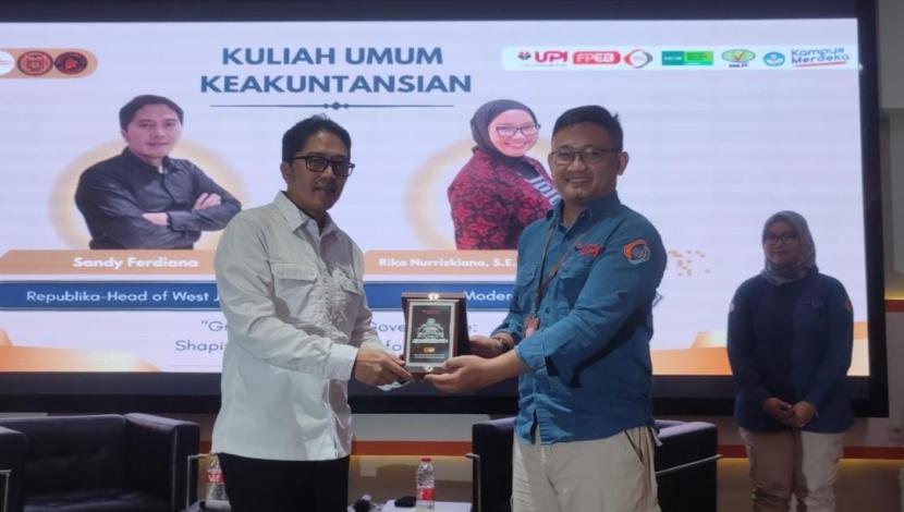 Kepala Perwakilan Republika Jabar Sandy Ferdiana memberikan kuliah umum di Aula Fakultas Pendidikan Ekonomi Bisnis Universitas Pendidikan Indonesia (FPEB UPI), Selasa (10/9/24).