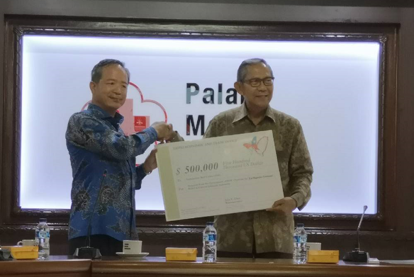 Kepala Perwakilan Taipei Economic and Trade Office di Indonesia, John C Chen mewakili pemerintah dan rakyat Taiwan menyerahkan bantuan sebesar 500 ribu dolar Amerika Serikat.