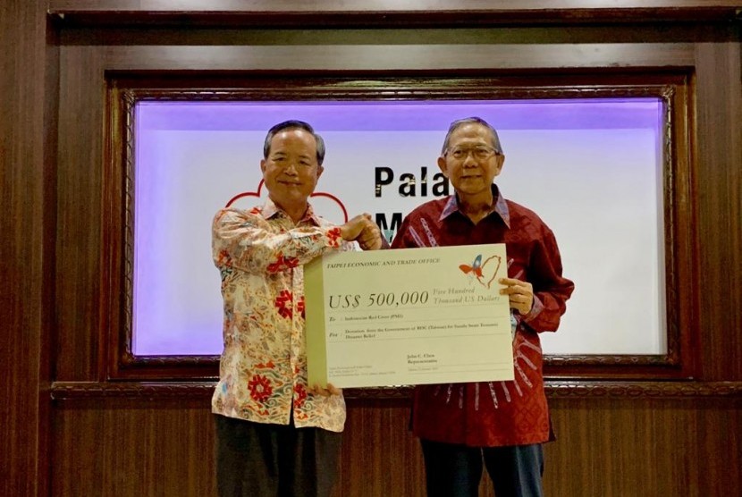 Kepala Perwakilan Taipei Economic and Trade Office di Indonesia John C. Chen mewakili pemerintah dan rakyat Taiwan menyerahkan bantuan sebesar 500 ribu dolar AS atau sekitar Rp 7 triliun kepada Palang Merah Indonesia (PMI) yang diterima  Plt Ketua Umum PMI, Prof. Ginandjar Kartasasmita, Selasa (22/1)