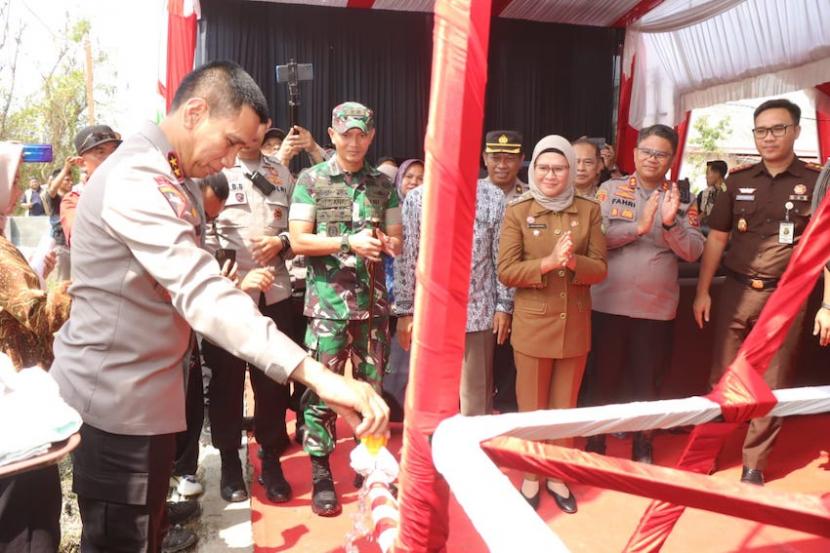 Kepala Polda (Kapolda) Jawa Barat (Jabar) Irjen Pol Akhmad Wiyagus meresmikan bantuan sarana pengadaan air bersih di Desa Santing, Kecamatan Losarang, Kabupaten Indramayu, Jabar, Senin (19/6/2023). 