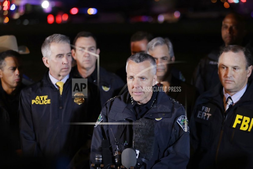 Kepala Polisi Austin, Brian Manley (tengah), mengumumkan secara resmi identitas pelaku pengeboman di kotanya, Rabu (21/3).