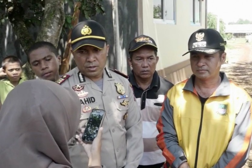 Kepala Polisi Sektor Setu AKP Wahid Key (kiri)