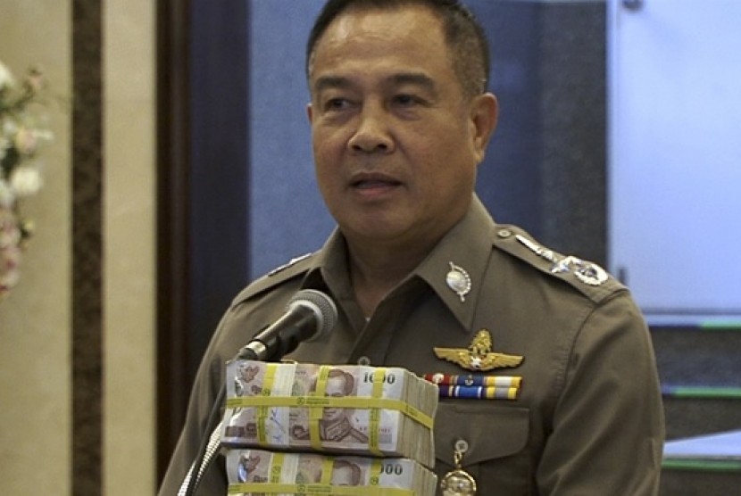 Kepala Polisi Thailand Somyot Pumpanmuang mengumumkan dia akan memberkan hadiah 83 ribu dolar AS kepada anak buahnya setelah mereka berhasil menangkap tersangka pengebom di Kuil Erawan, Senin (31/8).