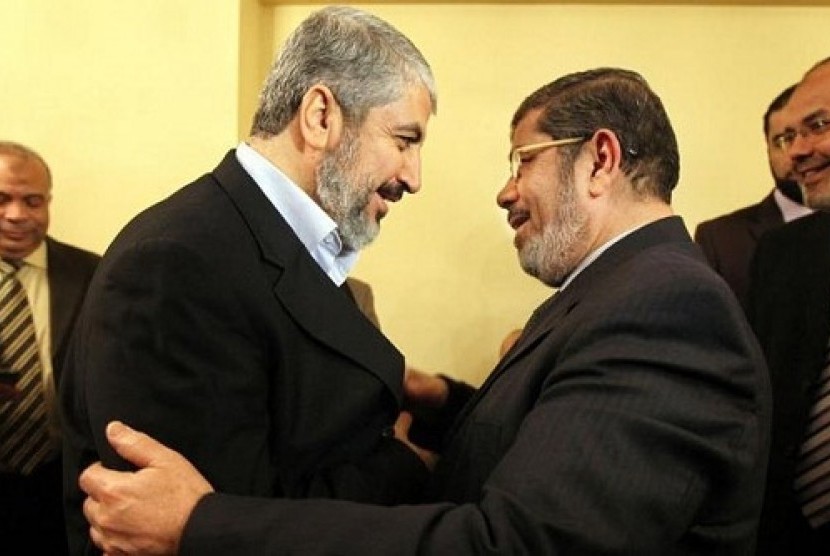 Kepala Politbiro Hamas Khaled Meshaal bertemu Presiden Mesir Mohammed Mursi 