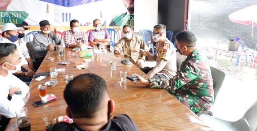 Kepala Polres Bukittingi, AKBP Dody Prawiranegara bersama Komandan Kodim (Dandim) Agam Letkol Arhanud Yosip Brozti Dadi berdialog dengan masyarakat. 