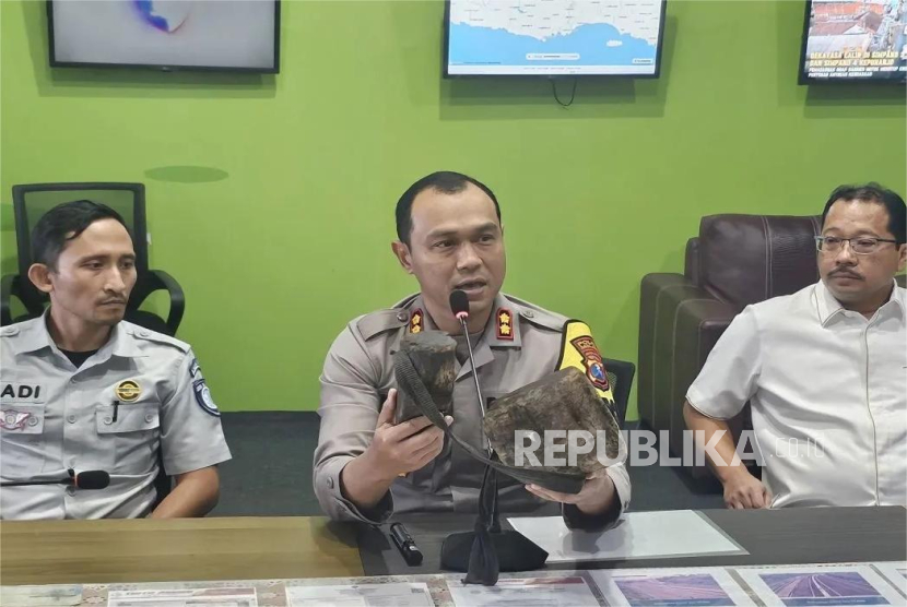 Kepala Polres Malang AKBP Putu Kholis Aryana (tengah) dalam konferensi pers di pos pelayanan di kawasan Tol Karanglo, Kabupaten Malang, Rabu (25/12/2024).