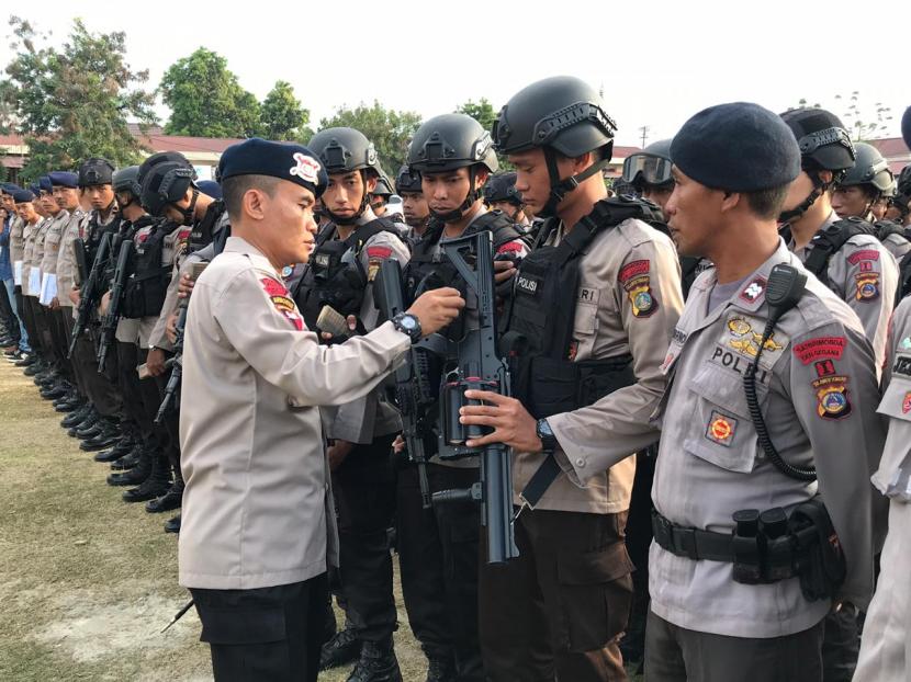 Kepala Polres Metro Jakarta Utara (Kapolrestro Jakut), Kombes Guruh Arif Darmawan memeriksa pasukan..