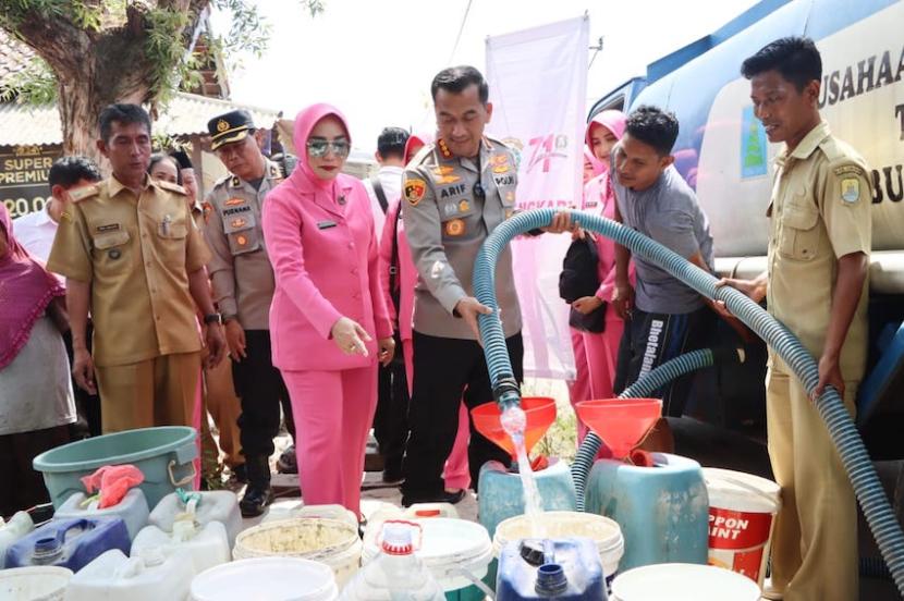 Kepala Polresta (Kapolresta) Cirebon Kombes Pol Arif Budiman ikut menyalurkan bantuan air bersih kepada warga di Desa Slangit, Kecamatan Klangenan, Kabupaten Cirebon, Jawa Barat, Senin (7/8/2023). 