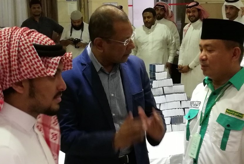 Kepala PPIH Daker Makkah, Nasrullah Jasam (kanan), menghadiri acara simbolik penyerahan kunci Hotel Al Keswah bagi jamaah haji Indonesia di Makkah, Arab Saudi, Ahad (30/7). 