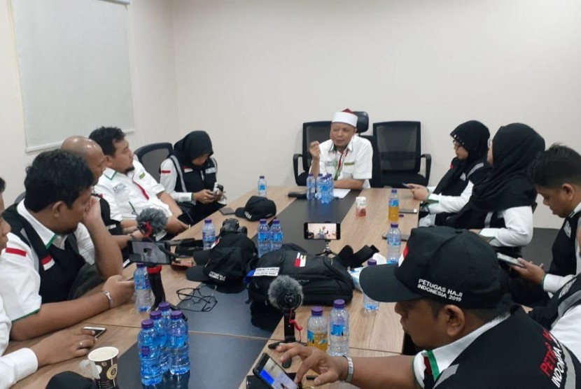 (Ilustrasi) Kepala PPIH Daker Makkah, Subhan Cholid (pakai peci) bertemu dengan anggota Media Center Haji di Kantor Urusan Haji Indonesia di Makkah, Rabu (10/7). Dalam pertemuan itu, awak media dan Subhan saling berdiskusi soal penyelenggaraan ibadah haji di Makkah.