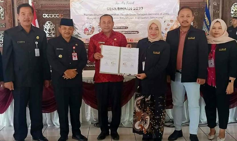  Kepala Prodi Administrasi Publik FISIP Universitas Nasional (Unas), Dr Mary Ismowati usai menandatangani kerja sama dengan Pemerintah Desa (Pemdes) Banyukuning, di Pendopo Rumah Dinas Bupati Semarang, di Ungaran.