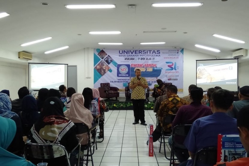 Kepala Program Studi (Prodi) Sastra Inggris Fakultas Komunikasi dan Bahasa UBSI,  Agus Priadi memberikan kata sambutan pada acara Bincang Kampus dengan para orang tua mahasiswa.