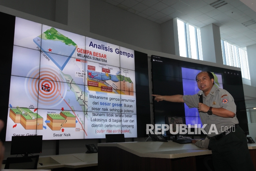 Kepala Pusat Data dan Humas Badan Nasional Penanggulangan Bencana (BNPB), Sutopo Purwo Nugroho saat memberi keterangan pers terkait gempa yang melanda kepulaan Mentawai, Sumatra Barat di Kantor BNPB, Jakarta, Kamis (3/3). 