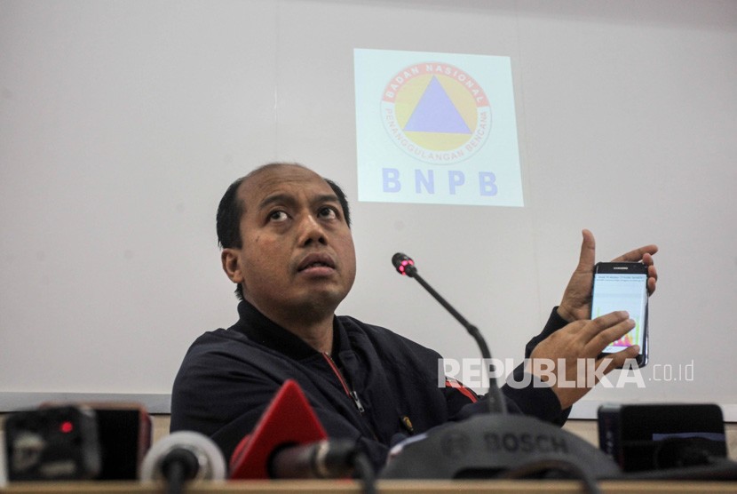 Kepala Pusat Data dan Informasi BNPB Sutopo Purwo Nugroho memberikan pemaparan kepada wartawan terkait Tsunami di Banten dan Lampung DI Yogyakarta, Ahad (23/12/2018).