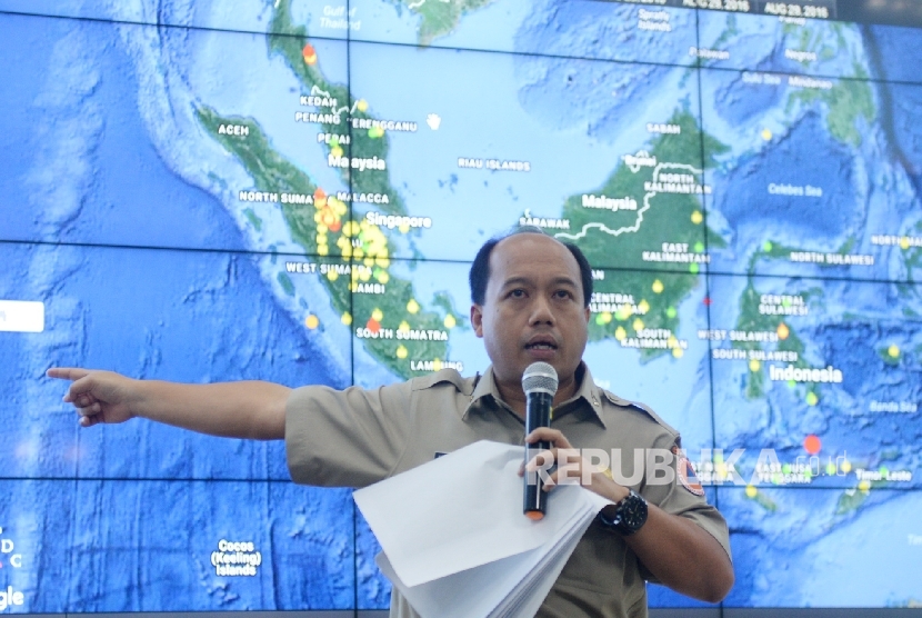 Kepala Pusat Data, Informasi dan Humas Badan Nasional Penanggulangan Bencana (BNPB) Sutopo Purwo Nugroho memberikan paparan kepada wartawan terkait penanggulangan bencana asap dan Karhutla di BNPB.