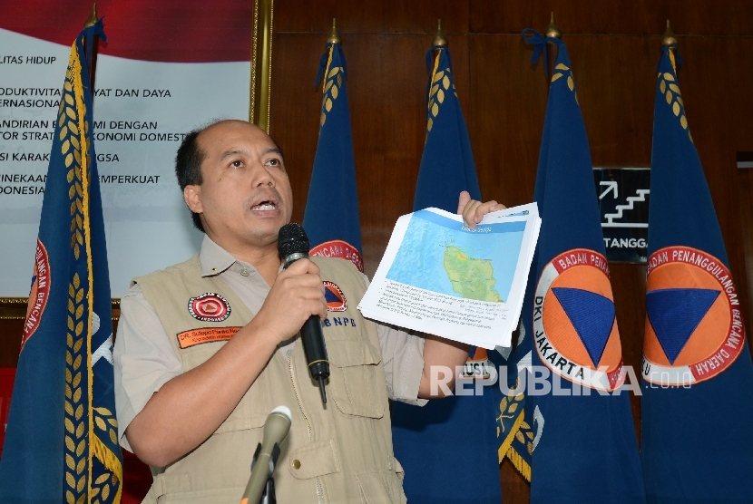 Kepala Pusat Data Informasi dan Humas Badan Nasional Penanggulangan Bencana (BNPB) Sutopo Purwo Nugroho menunjukan peta lokasi gempa Aceh kepada awak media saat menggelar konferensi pers di Gedung BNPB, Jakarta, Kamis (7/12).
