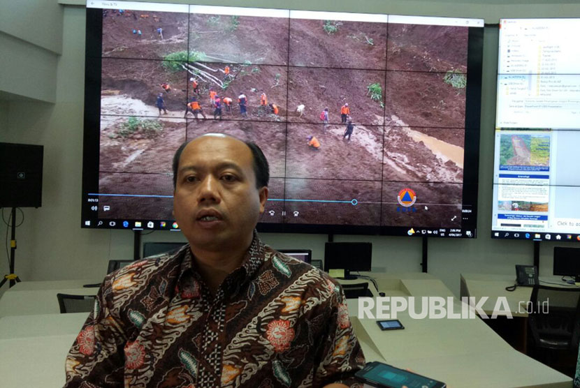 Kepala Pusat Data Informasi dan Humas Badan Nasional Penanggulangan Bencana (BNPB) Sutopo Purwo Nugroho memaparkan hasil rekonstruksi longsor di Kabupaten Ponorogo, Jawa Timur, Selasa (4/4).