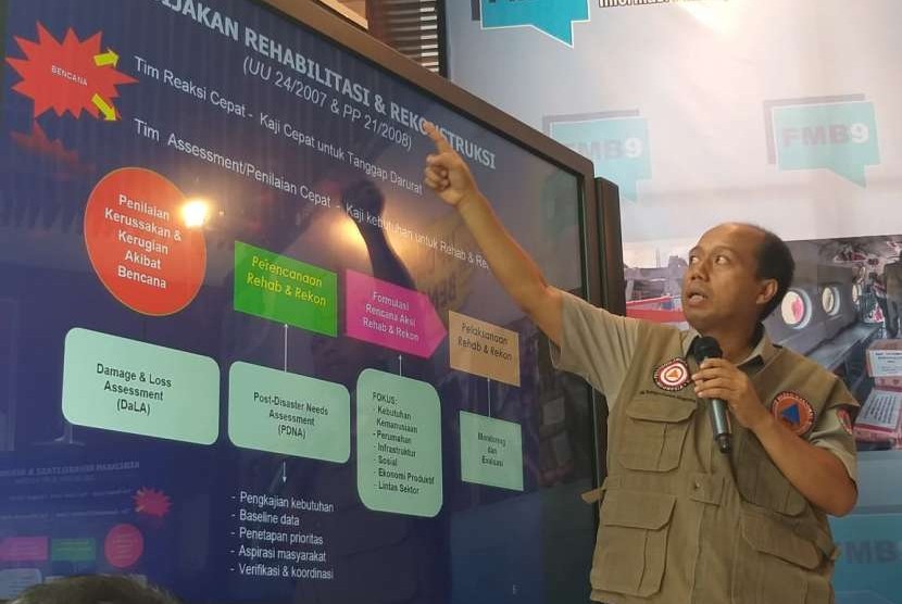 Kepala Pusat Data Informasi dan Humas Badan Nasional Penanggulangan Bencana (BNPB) Sutopo Purwo Nugroho dalam konferensi pers di Graha BNPB, Kamis (11/10).