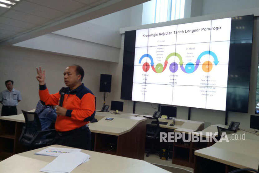 Kepala Pusat Data Informasi dan Humas Badan Penanggulangan Bencana Nasional (BNPB) Sutopo Purwo Nugroho memberikan keterangan pers penanganan longsor Kabupaten Ponorogo, Jawa Timur di Graha BNPB, Ahad (2/4).