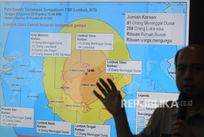 Kepala Pusat Data Informasi dan Humas BNPB Sutopo Purwo Nugroho memberikan keterangan pers mengenai gempa bumi yang mengguncang wilayah Lombok, NTB di Jakarta, Senin (6/8).