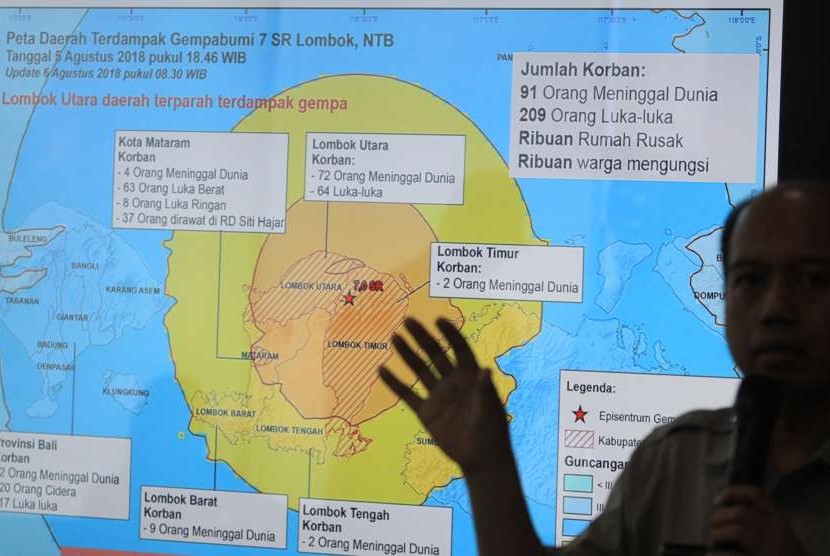 Kepala Pusat Data Informasi dan Humas BNPB Sutopo Purwo Nugroho memberikan keterangan pers mengenai gempa bumi yang mengguncang wilayah Lombok, NTB di Jakarta, Senin (6/8). BNPB mencatat sebanyak 91 orang meninggal dunia dan 209 korban luka-luka akibat bencana gempa bumi tersebut.