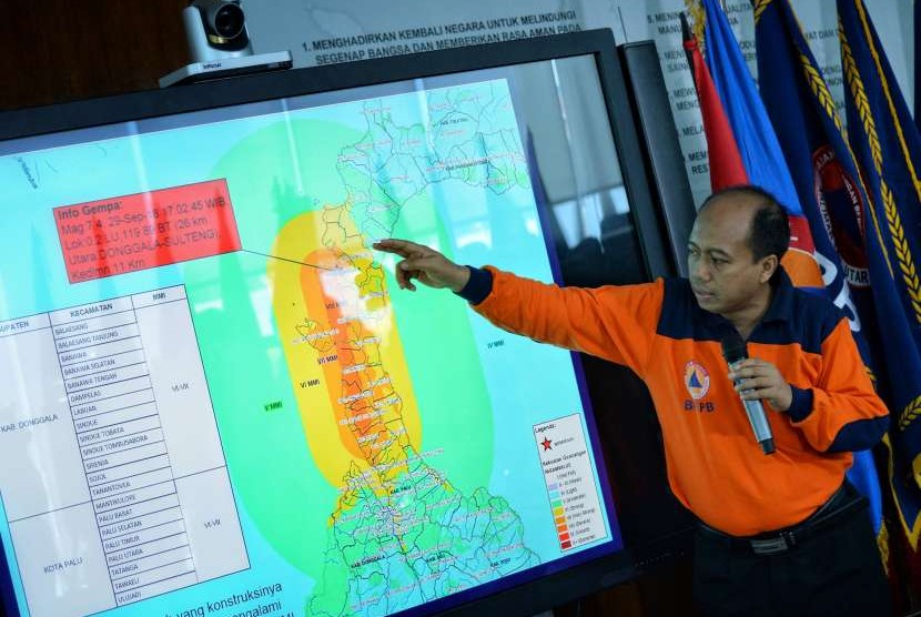 Kepala Pusat Data Informasi dan Humas BNPB Sutopo Purwo Nugroho (tengah) memberikan pemaparan mengenai dampak gempa bumi dan tsunami di kota Donggala dan Palu, Sulawesi Tengah saat konferensi pers di Graha Badan Nasional Penanggulangan Bencana (BNPB), Jakarta, Sabtu (29/9). 