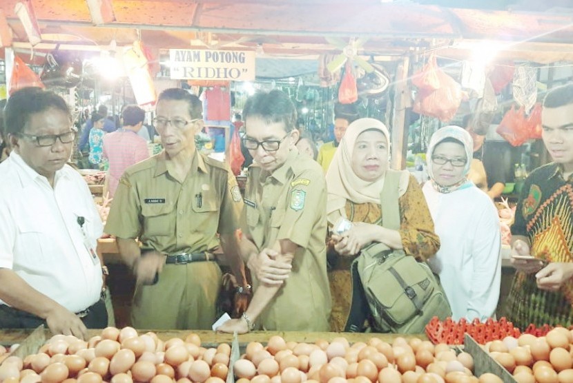 Kepala Pusat Distribusi dan Cadangan Pangan BKP, Risfaheri di Pasar Flamboyan Kota Pontianak Provinsi Kalimantan Barat, Selasa (11/12).