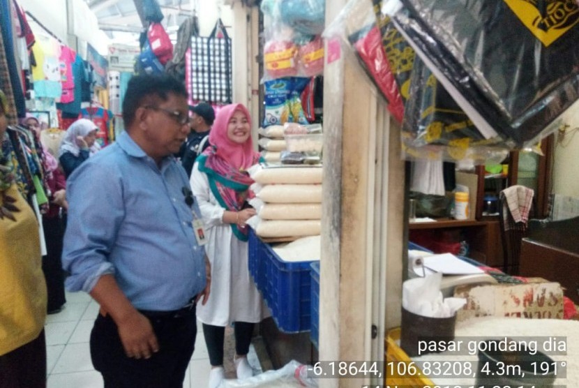 Kepala Pusat Distribusi dan Cadangan Pangan BKP, Risfaheri meninjau gelar pangan murah TTIC di Pasar Gondangdia, Jakarta Pusat 