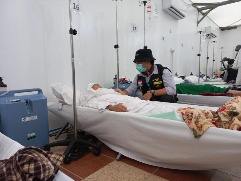 Kepala Pusat Haji Kesehatan Kementerian Kesehatan  Budi Sylvana saat meninjau jamaah yang tengah melakukan perawatan medis di posko kesehatan Mina.