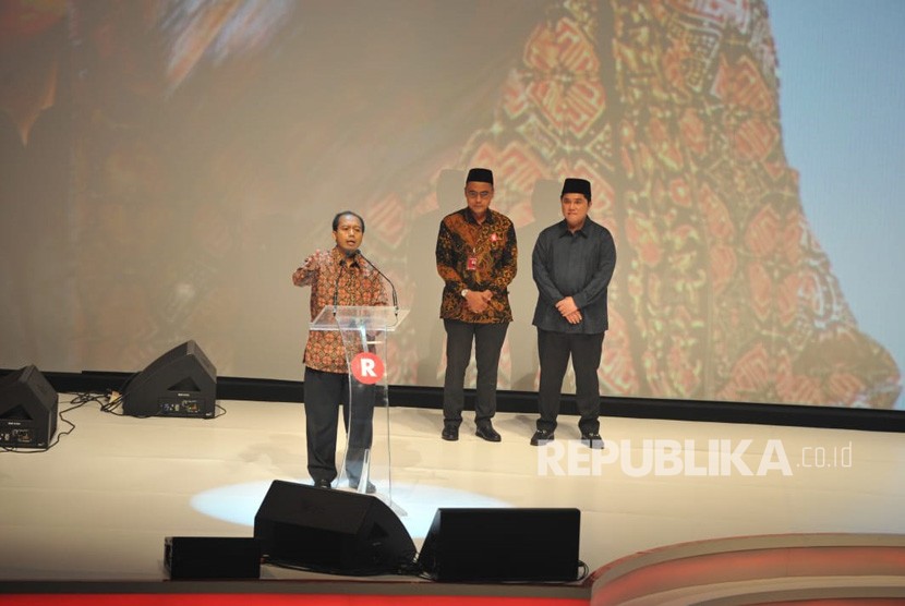 Kepala Pusat Informasi dan Humas BNPB Sutopo Purwo Nugroho menerima anugerah Tokoh Perubahan Republika 2018 yang diserahkan oleh ketua MPR Zulkifli Hasan di Jakarta, Rabu (24/4) malam. 