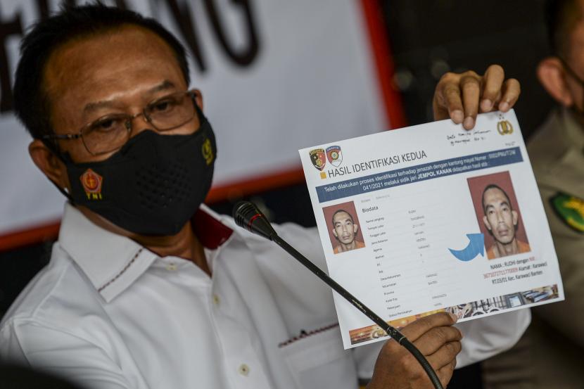 Kepala Pusat (Kapus) Inafis Polri, Brigjen Pol Mashudi menunjukkan data dari korban kebakaran Lapas Dewasa Klas 1 Tangerang yang teridentifikasi saat jumpa pers di RS Polri, Kramat Jati, di Jakarta.