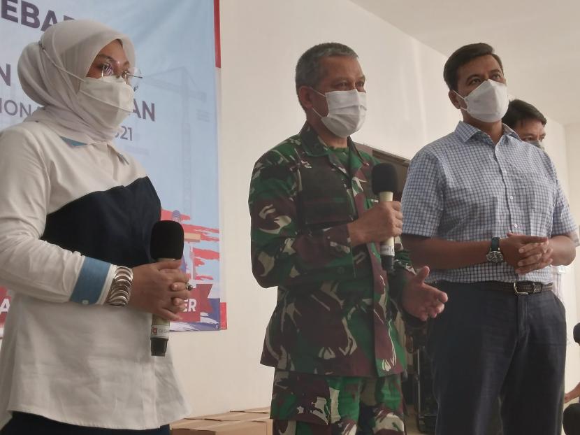 Kepala Pusat Kesehatan TNI Mayjen Tugas Ratmono (tengah), Menaker Ida Fauziyah (kiri), dan Dirut BP Jamsostek Anggoro Eko Cahyo (kanan) saat memberikan keterangan di RSD Wisma Atlet, Jakarta, Sabtu (1/5).  