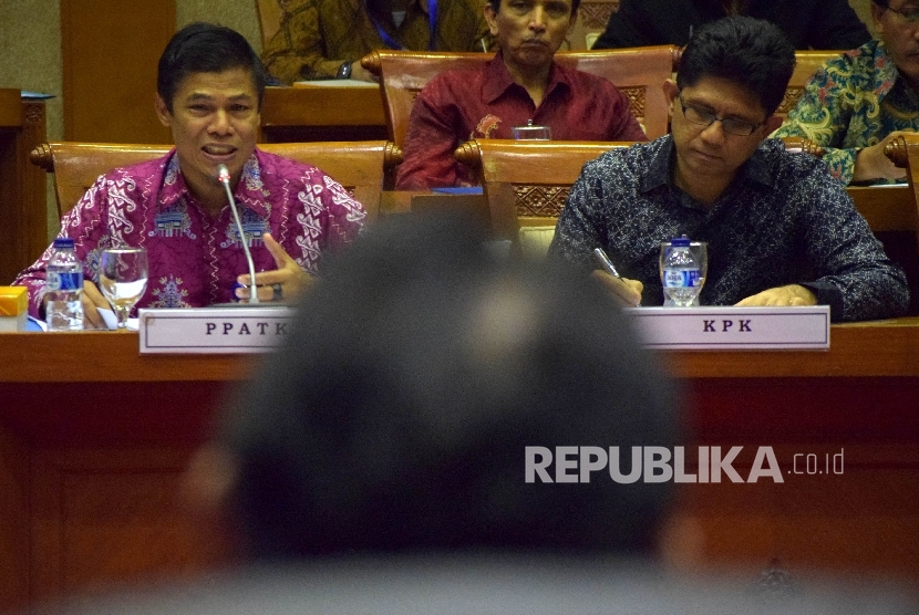  Kepala PPATK M Yusuf (kiri) bersama Wakil Ketua KPK Laode Muhammad Syarif (kanan) saat rapat dengan Komisi XI DPR-RI terkait dengan RUU Tax Amnesty di Kompleks Parlemen, Senayan, Jakarta, Selasa (26/4). (Republika/Rakhmawaty La'lang) 