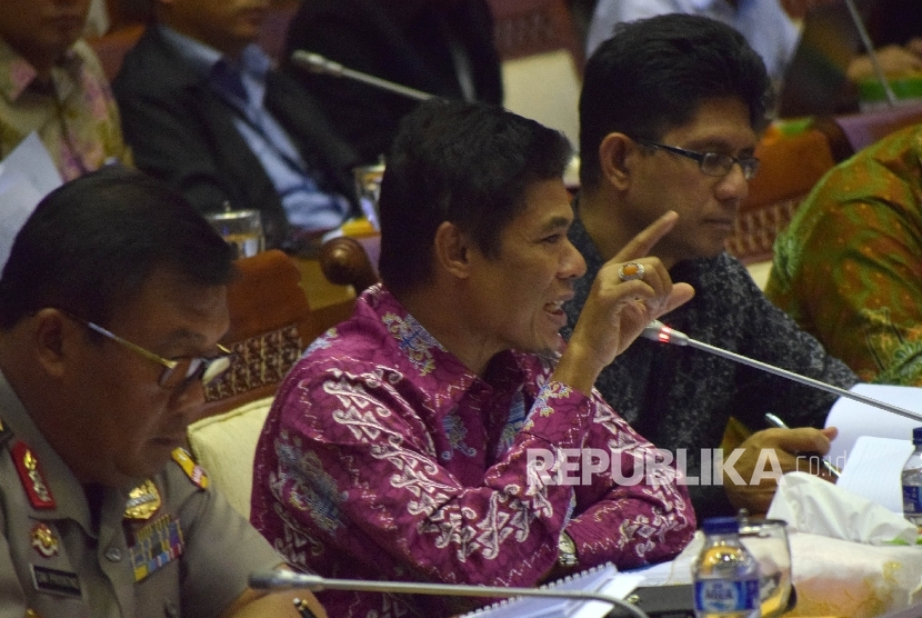  Kepala PPATK M Yusuf (kiri) bersama Wakil Ketua KPK Laode Muhammad Syarif (kanan) saat rapat dengan Komisi XI DPR-RI terkait dengan RUU Tax Amnesty di Kompleks Parlemen, Senayan, Jakarta, Selasa (26/4). (Republika/Rakhmawaty La'lang) 