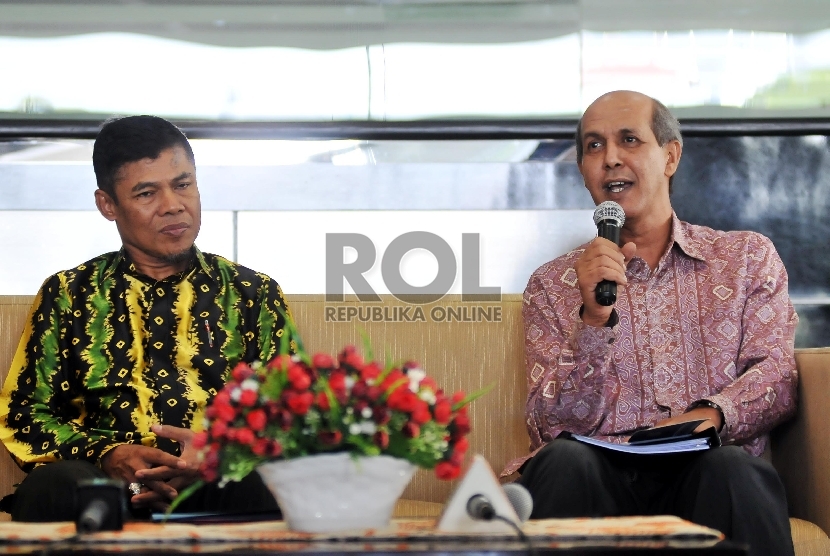 Kepala PPATK, Muhammad Yusuf (kiri) didampingi Dirjen Multilateral Kemenlu RI, Hasan Kleib (kanan) saat memberikan keterangan pers terkait penghapusan Indonesia dari status Grey Area di kantor PPATK, Jakarta, Jumat (26/6). (Republika/Rakhmawaty La'lang)