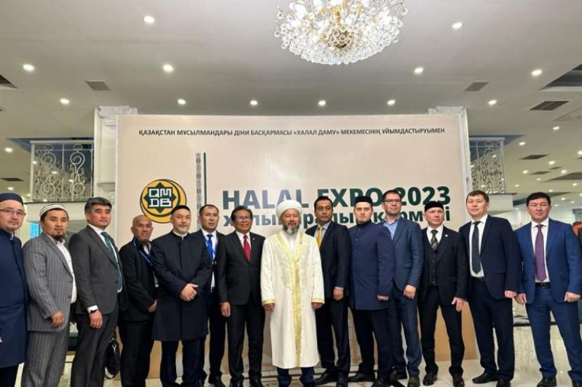 Kepala Pusat Pemberdayaan Industri Halal Kementerian Perindustrian Mohammad Ari Kurnia Taufik (keempat dari kiri) bersama Duta Besar RI untuk Kazakhstan dan Tajikistan Fadjroel Rachman (ketujuh dari kiri) saat hadir pada pembukaan Halal Expo Almaty 2023 di Kazakhstan, 15 September 2023.
