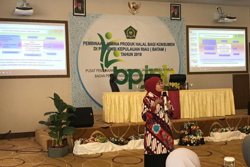 Kepala Pusat Pembinaan dan Pengawasan Jaminan Produk Halal BPJPH, Siti Aminah pada acara Pembinaan Jaminan Produk Halal (JPH) bagi Konsumen di kota Batam, Sabtu (24/8) pekan lalu.