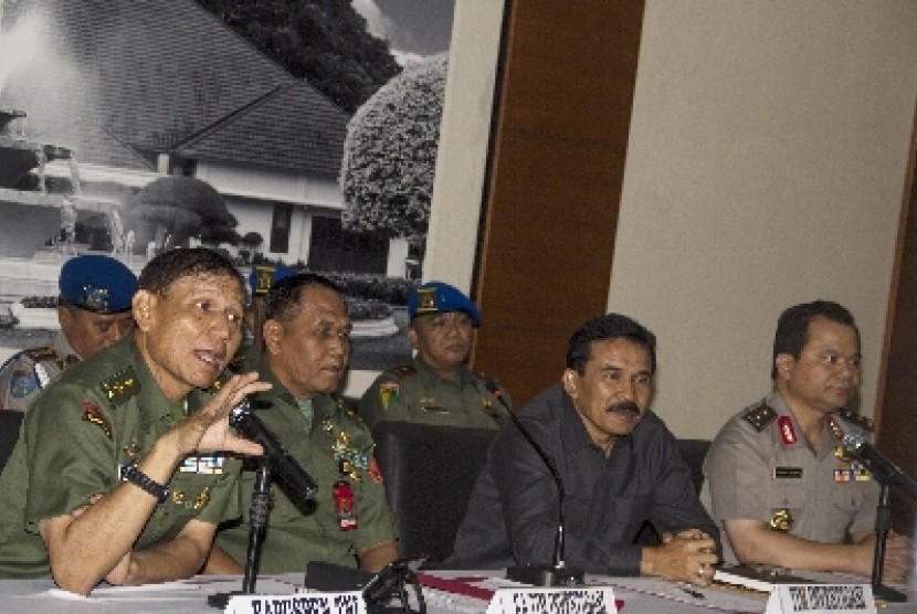 Kepala Pusat Penerangan TNI Mayjen Fuad Basya (kiri).