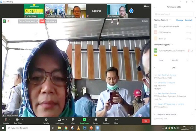 Kepala Pusat Penyuluhan Pertanian (Pusluhtan BPPSDMP) Leli Nuryati Vcon dari Lombok Tengah, NTB didampingi Kabid Penyelenggaraan Penyuluhan - Pusluhtan Joko Samiyono (belakang)